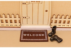 Paillasson miniature Welcome et petites bottes noires pour décoration de maison de poupée