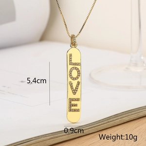 Makroansicht des vergoldeten LOVE-Anhängers mit Maßen 5,4cm x 0,9cm und 10g Gewicht