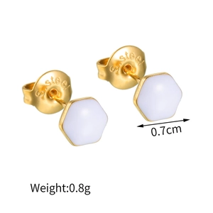 Vue détaillée des boucles d'oreilles hexagonales en acier doré de 0,7 cm avec émail
