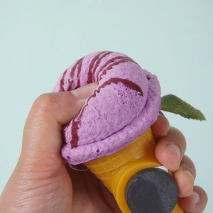Calamita da frigo a cono gelato viola realistica con consistenza morbida e base magnetica