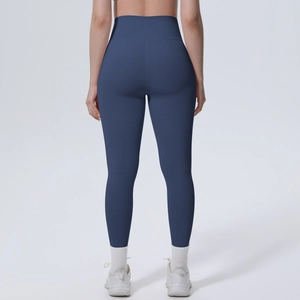 Detaillierte Rückansicht der marineblauen High-Waist-Yogahose mit ergonomischen Nähten