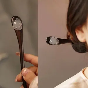 Pic à cheveux élégant en bois avec un ornement de renard translucide pour Hanfu