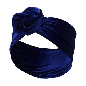 Detail eines marineblauen Samt-Stirnbandes mit hochwertigem 3D-Rosenblüten-Knoten