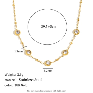 Collier en acier inoxydable plaqué or 18 carats avec cinq pendentifs ronds en zircone