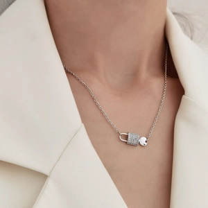 Exquisite silberne Halskette mit Schlüsselschloss und funkelnden Kristall-Anhängern für Damen