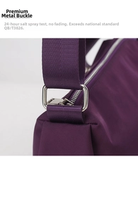 Detalle de la hebilla de metal plateado de calidad en la correa del bolso morado