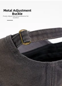 Détail de la boucle de réglage en métal sur une casquette en denim délavé