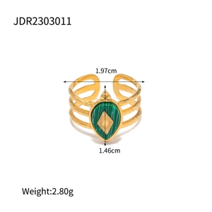 Detail of woven gold ring with green teardrop malachite showing dimensions and weight