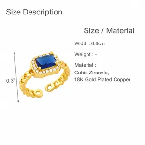 Detail van de blauwe zirkoon ring met cubaanse kettingband en 18K gouden afwerking