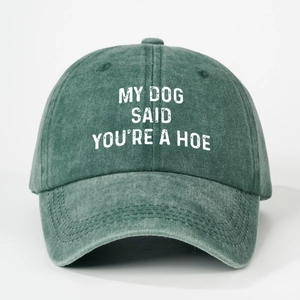 Berretto in cotone lavato verde bosco con slogan divertente My Dog Said You're a Hoe