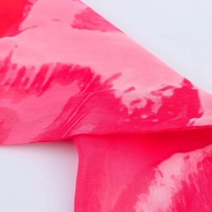 Detaillierte Makroansicht des leichtes, transparenten Stoffes in Pink und Weiß Batik-Look