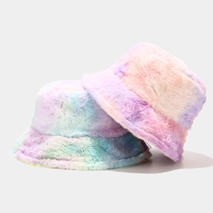 Chapeaux bob en peluche tie-dye aux couleurs pastel empilés pour l'automne et l'hiver