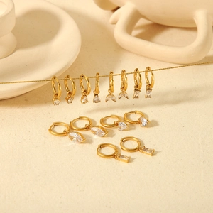 Élégantes boucles d'oreilles créoles en acier plaqué or 18 carats avec zircons
