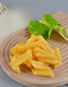 Primer plano de piel de tofu seca artificial realista con textura en bandeja de madera