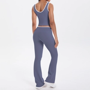 Détail du pantalon de yoga évasé à taille haute et haut à dos nageur avec liseré blanc