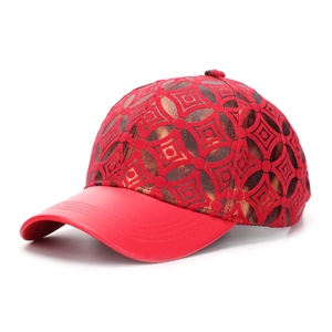 Détail de casquette de baseball à carreaux rouges avec visière en simili cuir premium