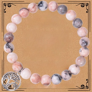 Détail du bracelet en perles de pierre avec breloque arbre de vie sur carte cadeau