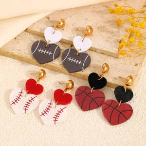 Boucles d'oreilles rétro en acrylique à double cœur avec motifs football, baseball et basket