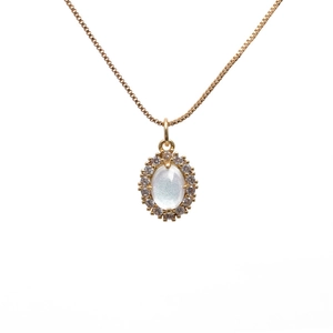Elegante gouden boxketting met ovale maansteen hanger en zirkonia micro-bestrating