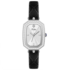 Elegante Damenquarzuhr mit oktogonalem Silbergehäuse und schwarzem Lederarmband mit Steppmuster