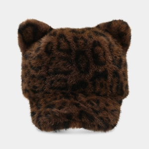 Dettaglio del cappellino invernale con stampa leopardata in pelliccia sintetica e orecchie