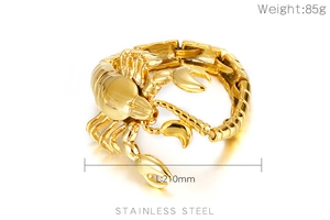 Détail du bracelet scorpion en acier doré indiquant le poids de 85g et 210mm de long