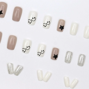Faux ongles carrés courts avec smileys, paillettes argentées et design rose
