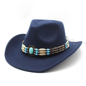 Détail d'un chapeau de cow-boy bleu foncé avec perles bohèmes et pierre turquoise incrustée