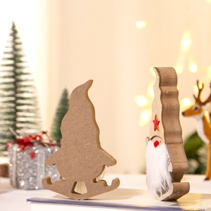 Detail van handgemaakte houten kerstkabouters met witte baarden op een feestelijke tafel