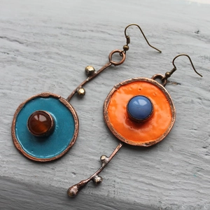Künstlerische asymmetrische Ohrringe aus Antikkupfer mit blau-orangen Emaille-Perlen
