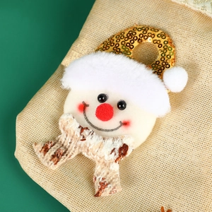 Chaussette de Noël dorée avec bonhomme de neige en peluche 3D et paillettes sur fond vert