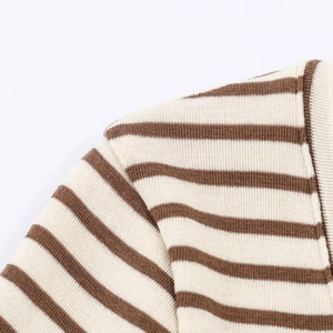 Dettaglio del tessuto a maglia a coste a righe beige e marroni con cuciture della manica