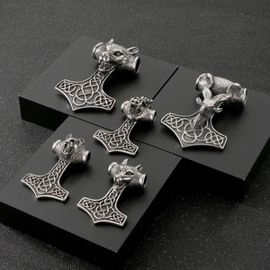 Détails de marteaux de Thor vikings en acier argenté avec motifs de tête de loup et de chèvre