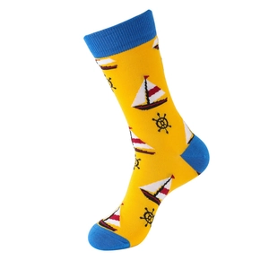 Dettaglio di calze nautiche gialle con motivi di navi e timoni blu sui lati laterali