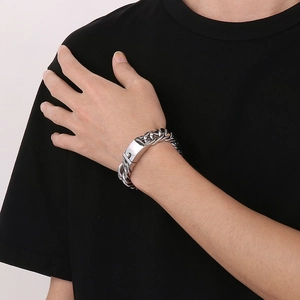 Bracciale a catena in acciaio inossidabile argento con chiusura rettangolare indossato