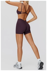 Vue arrière du soutien-gorge de yoga dos croisé et short taille haute en violet foncé