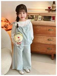 Fillette en ensemble denim bleu clair avec volants et un joli sac lapin jaune en bandoulière