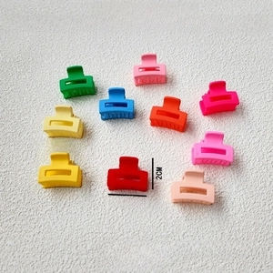 Détail de mini pinces à cheveux mates colorées de 2,5cm avec ressorts en métal et design carré