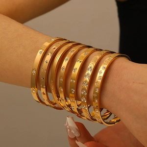 Lot de 8 bracelets joncs en acier inoxydable doré avec accents en strass brillants