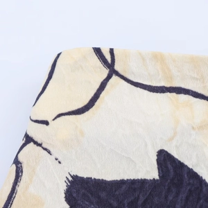 Gros plan du tissu de jupe midi en satin avec imprimés noirs et beige et texture naturelle