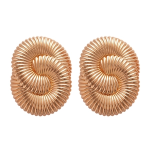 Boucles d'oreilles spirales dorées en métal avec motif circulaire texturé en vue épurée