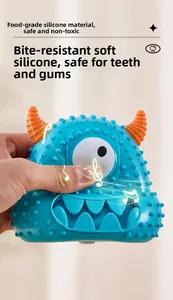 Détail d'un jouet dentaire pour chien en silicone bleu résistant en forme de monstre