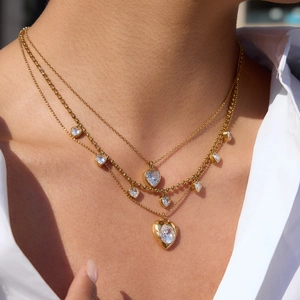 Ensemble de colliers superposés en acier doré avec des breloques en zircon en forme de cœur