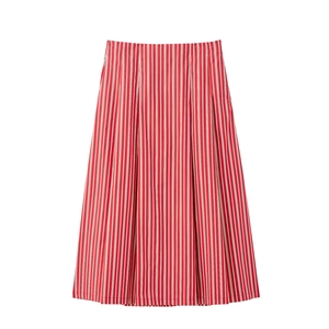 Détail d'une jupe mi-longue évasée à rayures verticales rouges et blanches avec plis