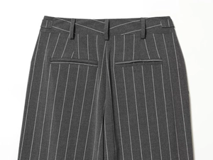 Vue détaillée de l'arrière du pantalon gris à rayures avec ceinture et poches style bureau