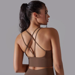 Détail d'un soutien-gorge de sport marron avec bretelles croisées et maille côtelée