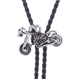 Nahaufnahme eines silbernen Totenkopf-Motorrad-Bolo-Ties mit schwarzer geflochtener Kordel