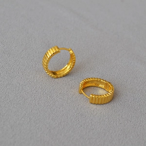 Orecchini a cerchio minimalisti in ottone placcato oro con strisce verticali