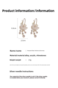 Dettaglio di orecchini a nappa con design a fiore e dimensioni 6,6 cm x 2,3 cm