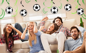 Dettaglio di spirali per feste a tema calcio durante una vivace festa tra tifosi